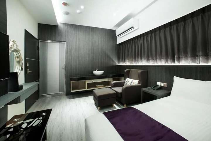 Room 9 of 35