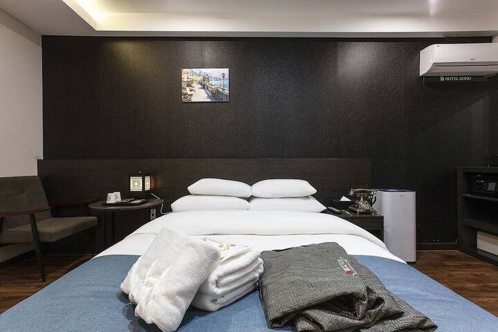 Room 27 of 85