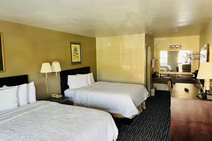Basic Double Room 2 Queen Beds (3 of 4)