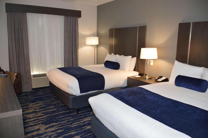 2 Queen Beds (7 of 8)