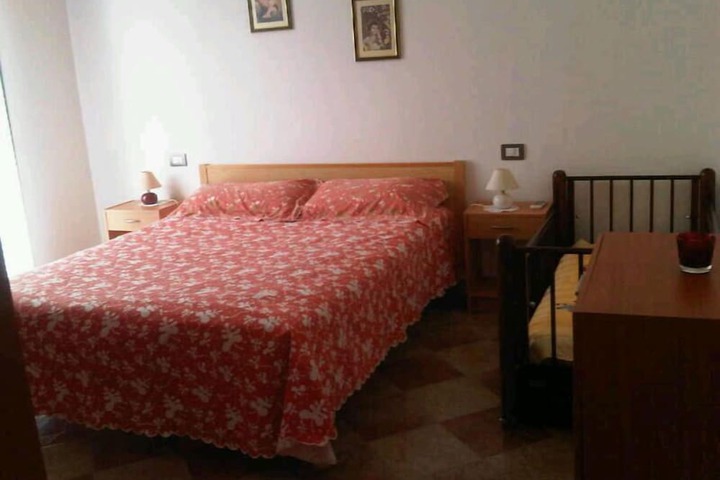 Room 5 of 9