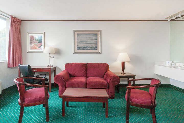 Room 10 of 16
