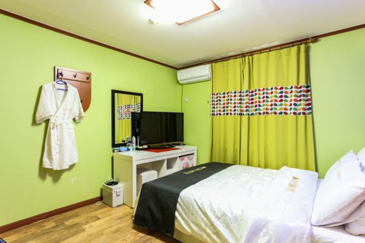 Room 4 of 28