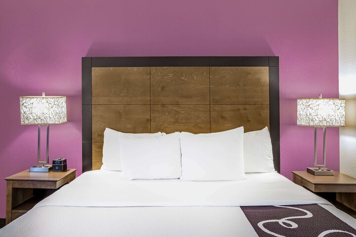 1 King Bed (4 of 19)