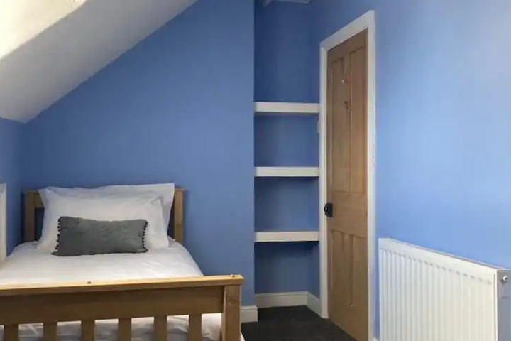 Room 6 of 12