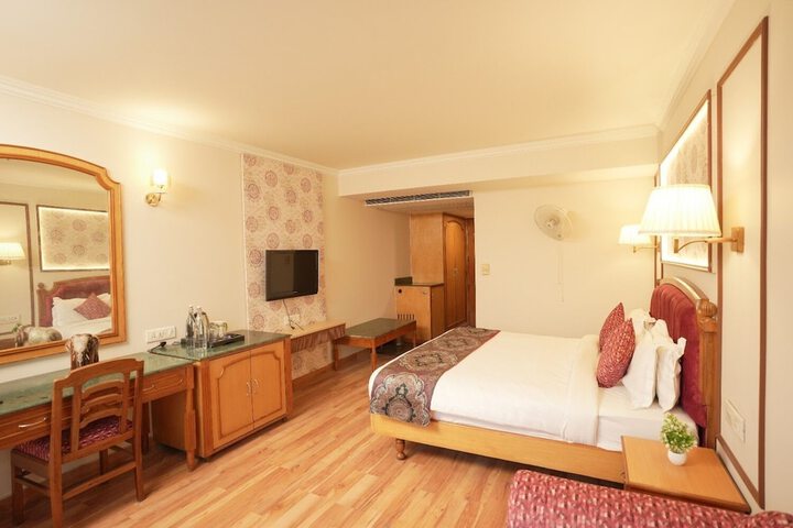 Room 16 of 38