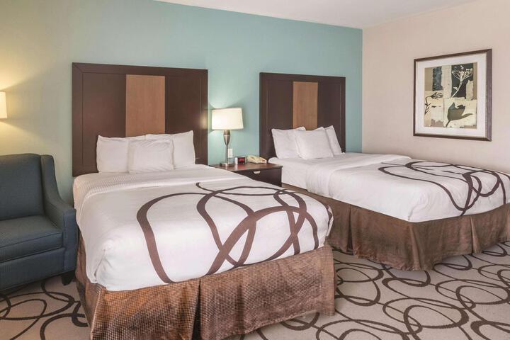 2 Queen Beds Lake Pool View (7 of 10)