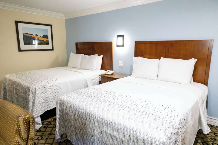 2 Queen Beds (3 of 5)