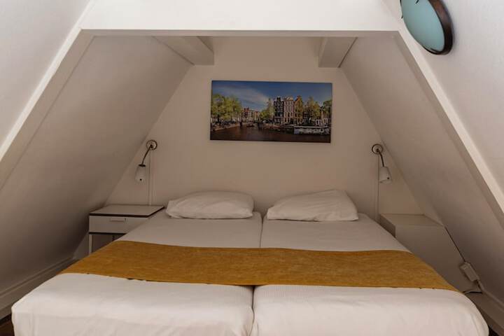 Room 17 of 34