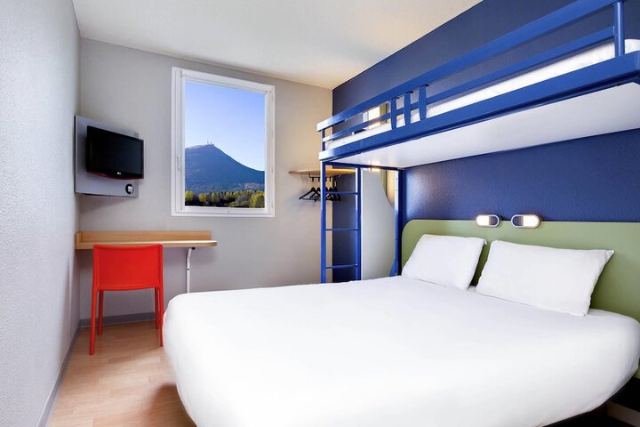 Room 4 of 9