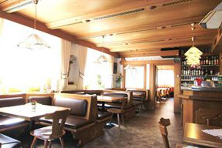 Lounge 31 of 48