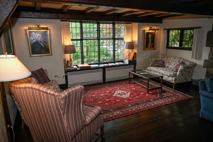 Lobby lounge