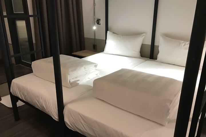 Room 17 of 107