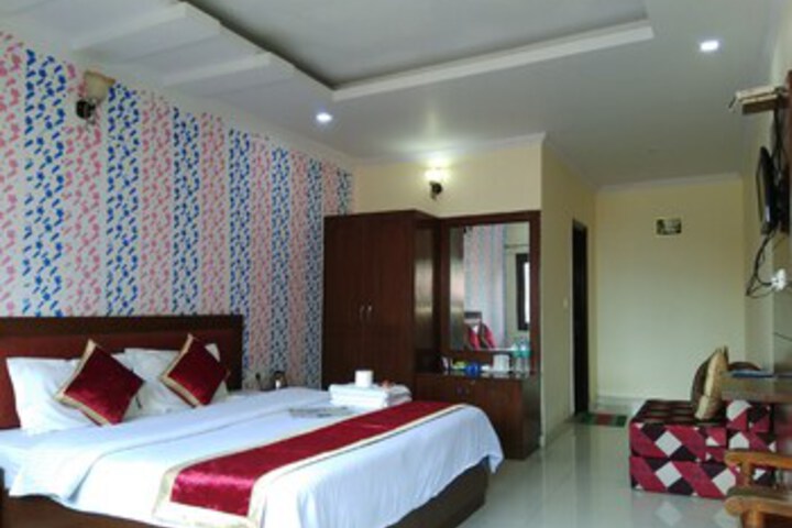 OYO 13155 Home Exotic Hill ViewMall Road