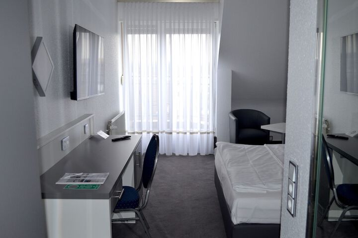 Room 15 of 28