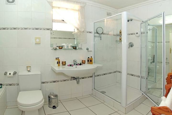 Room 3 of 49