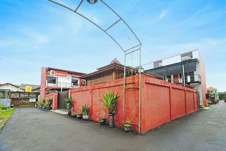 Super OYO 3702 Homestay Bougenville Syariah