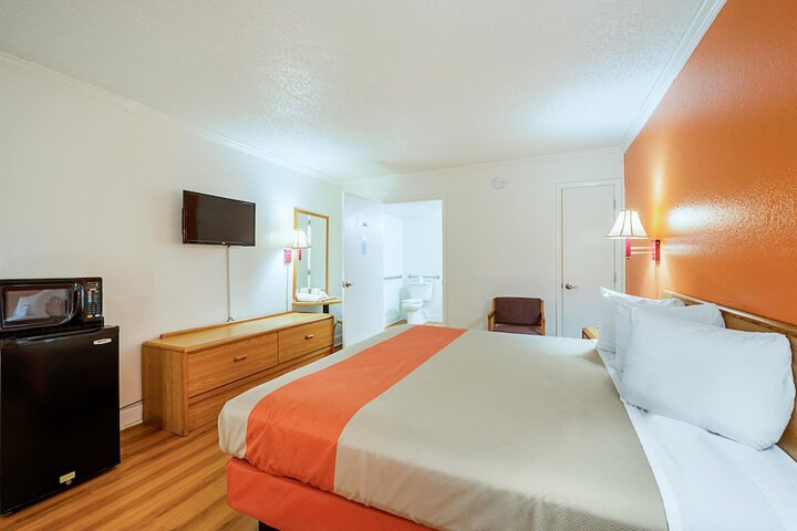 1 King Bed (1 of 14)