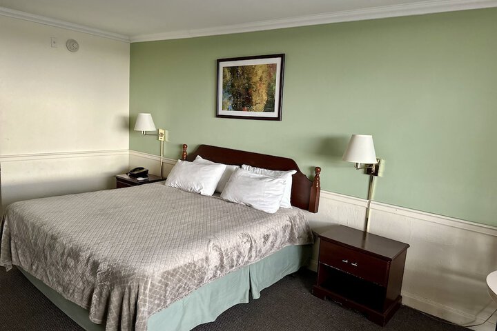 Standard | King Bed (5 of 10)