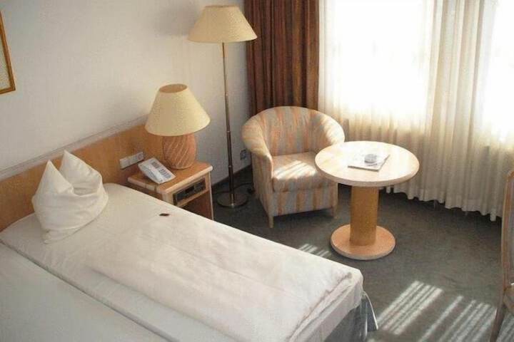 Room 9 of 38