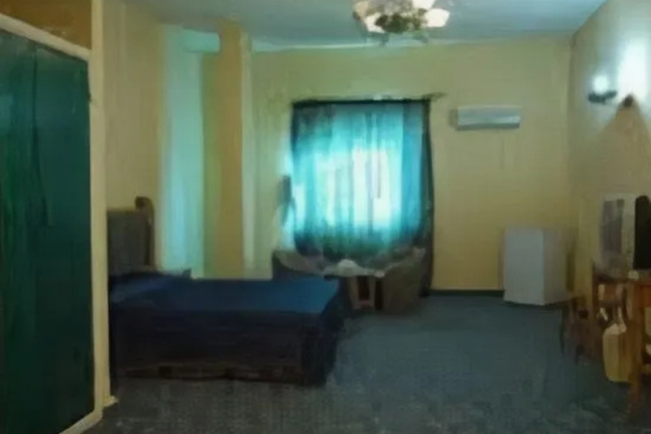 Room 4 of 9