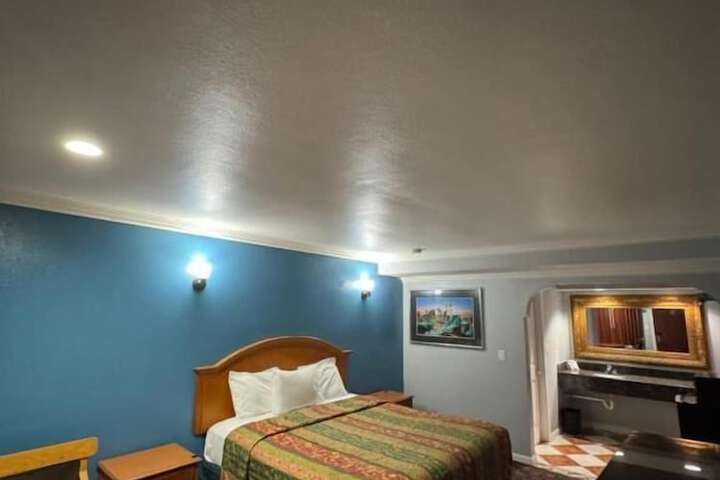 Room 13 of 36
