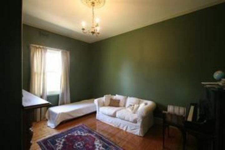 Room 9 of 11