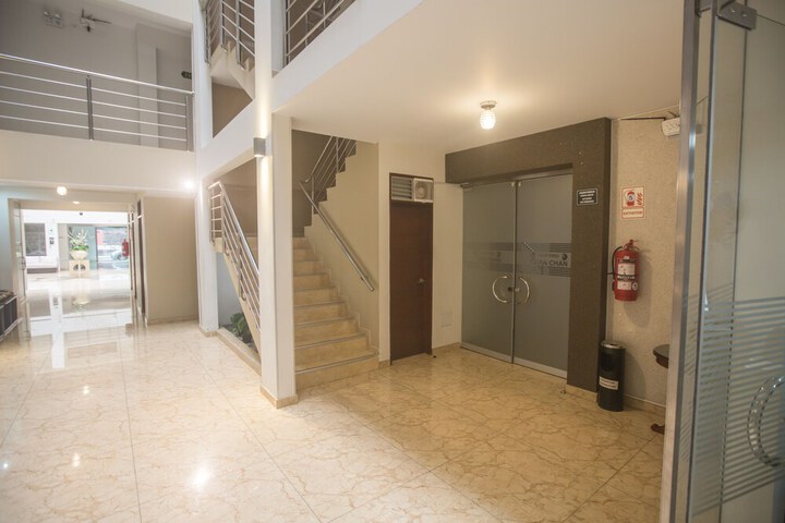 Ballroom/Hall 86 of 103