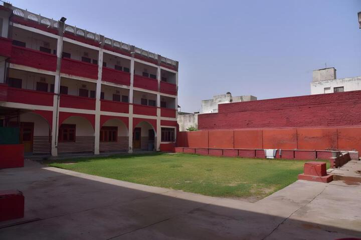 Hotel Goverdhan walking to Raja Ki Mandi Railway and 3 kilometer from ISBT