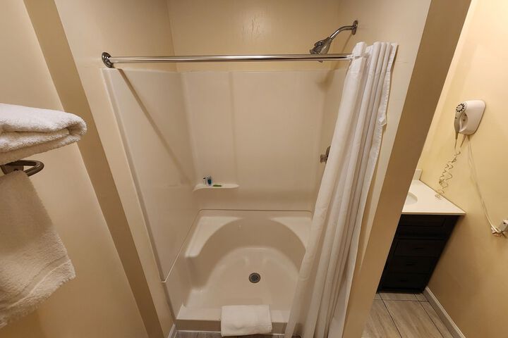 Honeymoon Suite Not Pet Friendly (8 of 12)