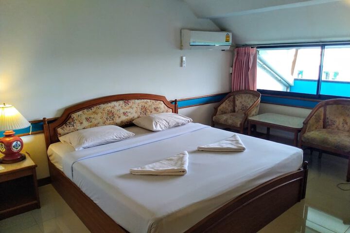 Room 32 of 147