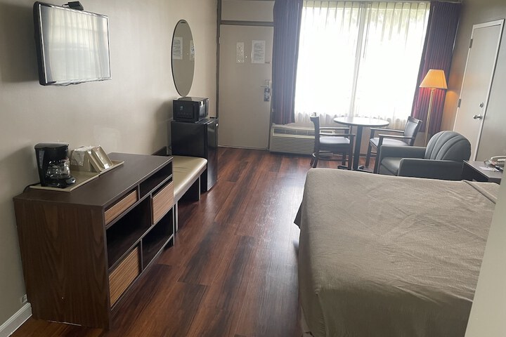 1 King Bed (3 of 20)