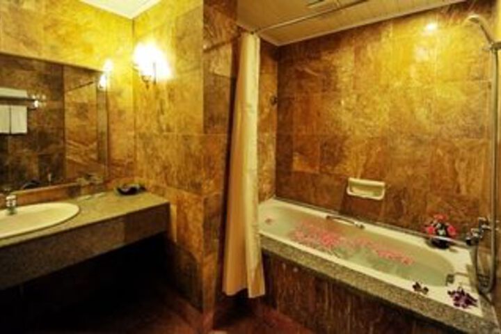Room 4 of 20