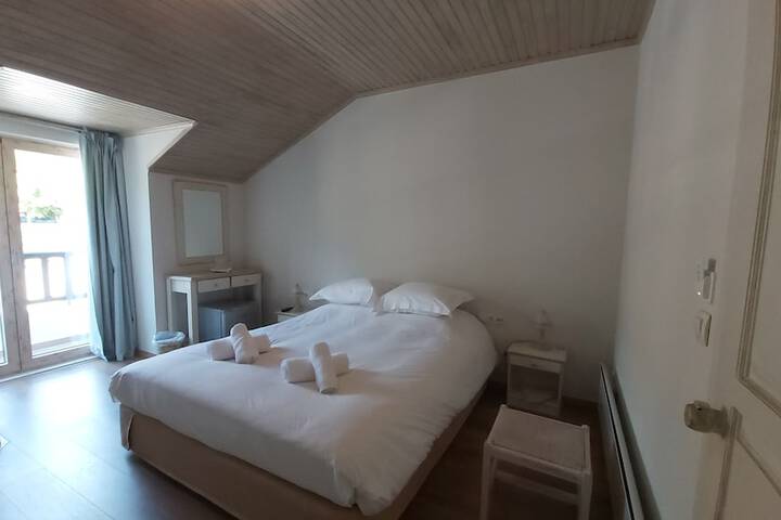 Room 8 of 446