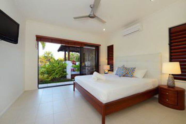 Room 10 of 32