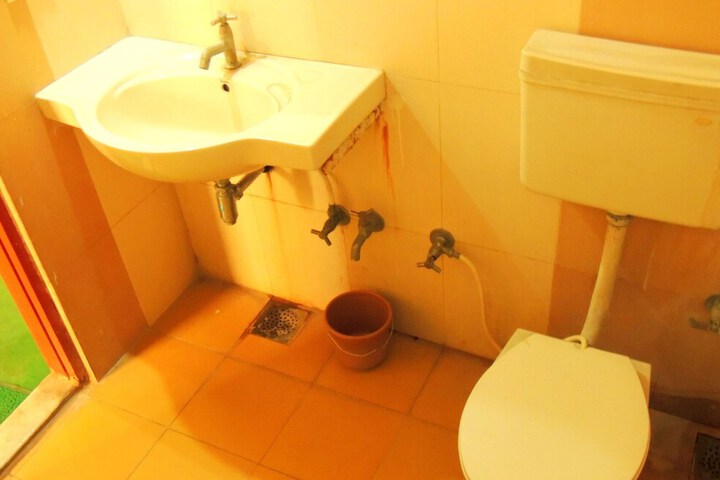 Room 4 of 16