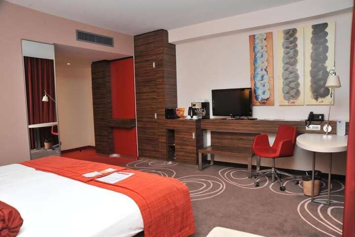 Room 10 of 26