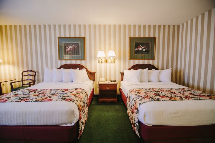 2 Queen Beds (1 of 12)