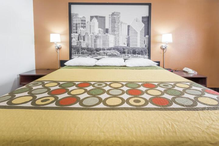 1 King Bed (10 of 17)
