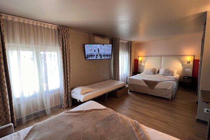 Room 10 of 30