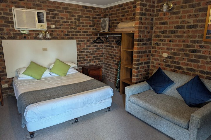 Room 17 of 28
