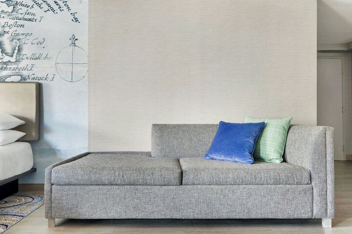 Lounge 92 of 106