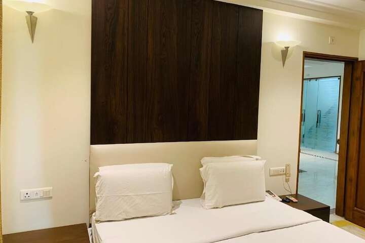 Room 12 of 34