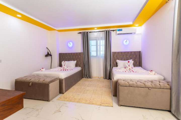 Room 6 of 76