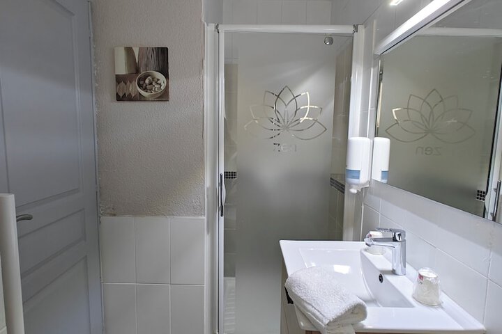 Room 32 of 46