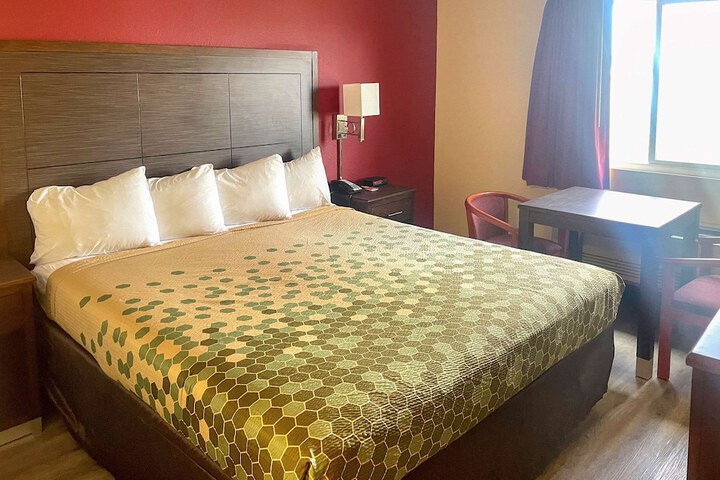 1 King Bed (3 of 4)