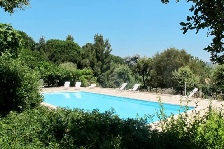 Pool 10 of 15