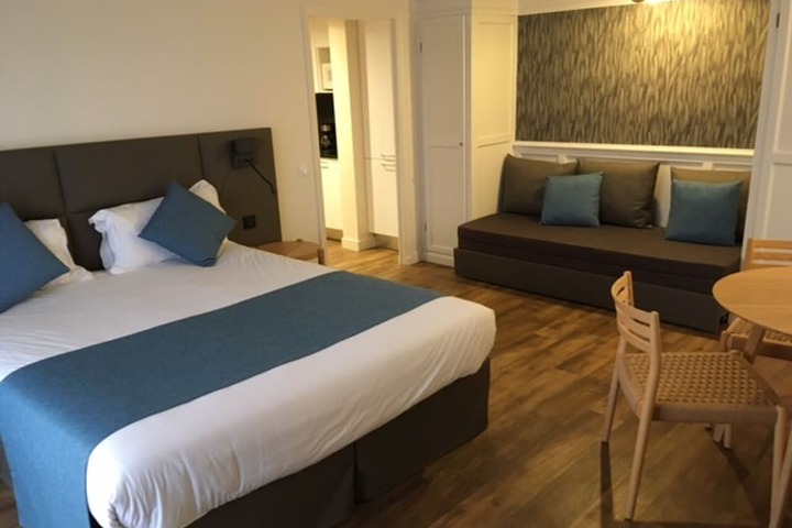 Room 3 of 77