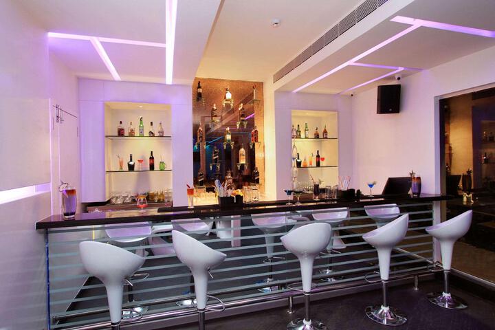 Lounge 12 of 152