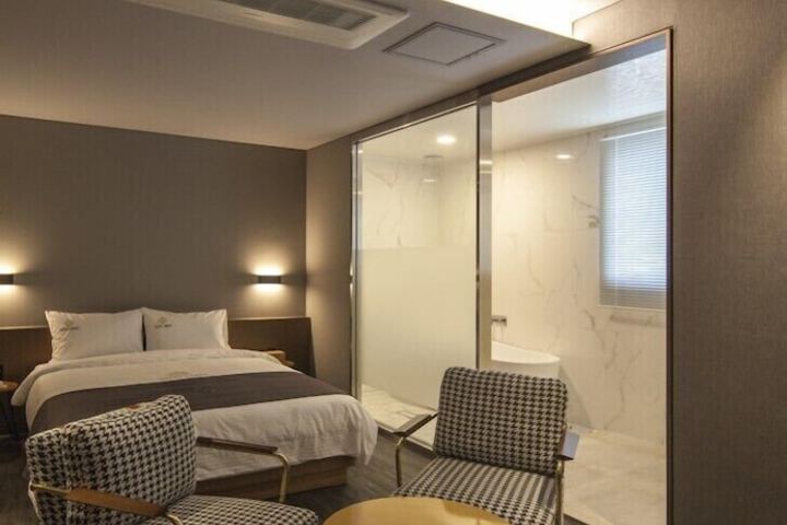 Room 26 of 107